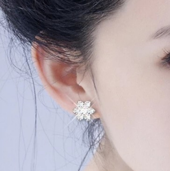 NEW 925 Silver Diamond Flower Stud Earrings - Picture 2 of 7